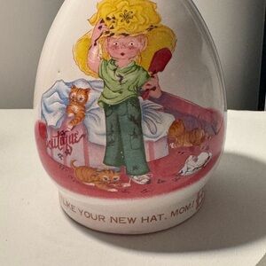 Dan Dee Piggy Bank girl trying on mom‘s hat 1975 imports Taiwan with plug VTG